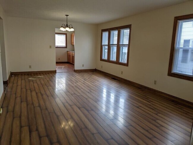 Building Photo - 2 Bedroom 1 Bath Home