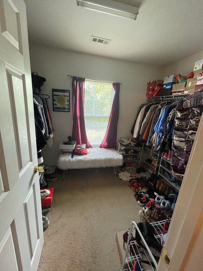 Enorme combinación de vestidor y baño principal - 1501 Long Paw Ln