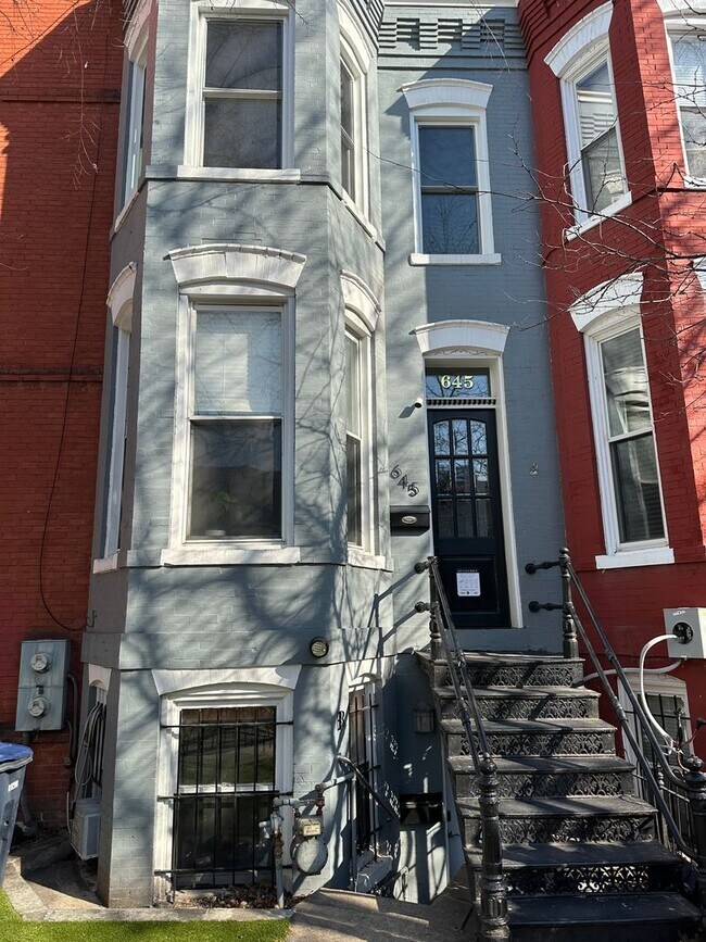 Foto del edificio - 3 Bedroom 1.5 Bath Condo in Shaw Neighborhood, Backyard, Recently Renovated, Fabulous Modern Feat...