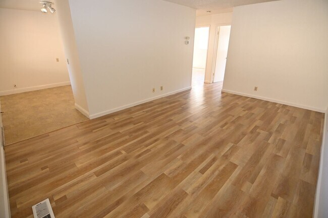 Foto del edificio - 639 Bolton Ct