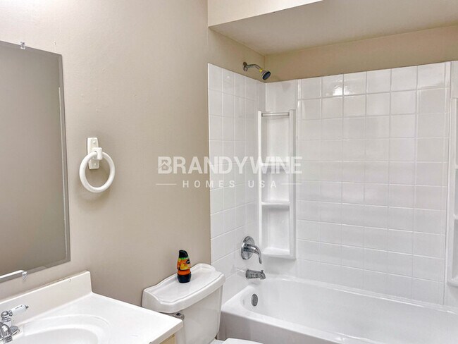 Foto del edificio - **1 MONTH FREE RENT**