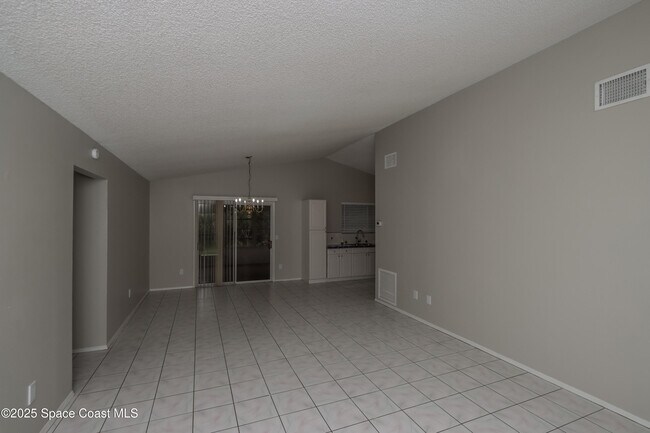 Foto del edificio - 473 Birch Ave SW