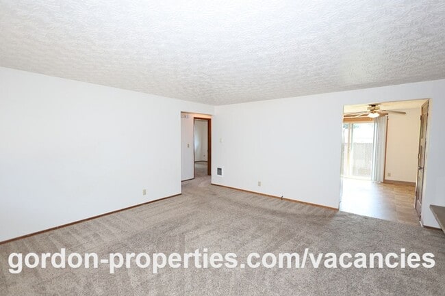 Building Photo - SUMMER SPECIAL: SE Cedar Ave - Single level 2 bedroom unit in duplex