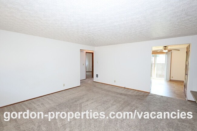 Foto del edificio - SUMMER SPECIAL: SE Cedar Ave - Single level 2 bedroom unit in duplex