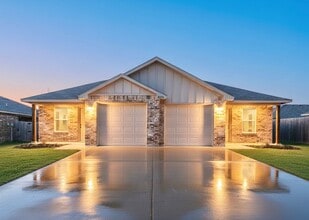 Building Photo - 3208 Stonewall Dr