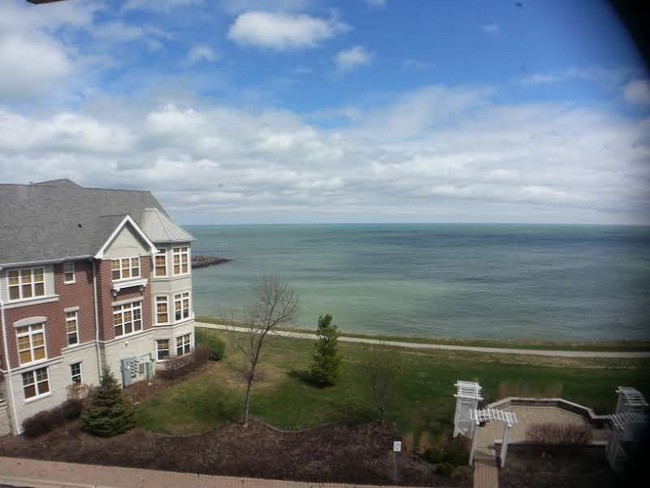 Building Photo - 3872 S Lake Dr