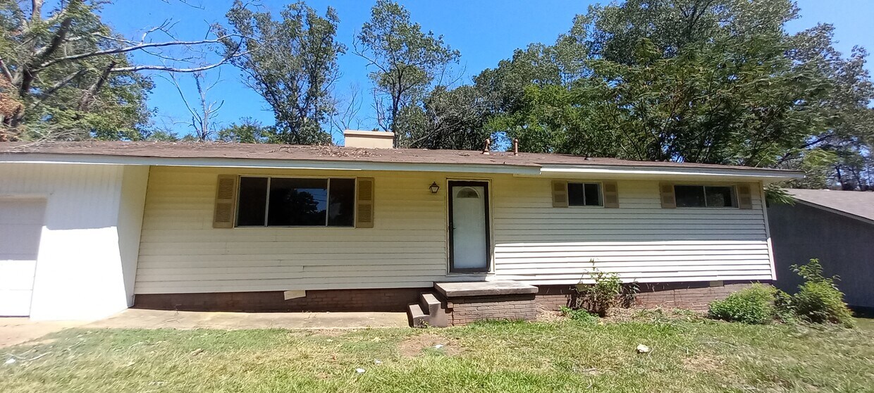 Primary Photo - 306 N Southland Dr