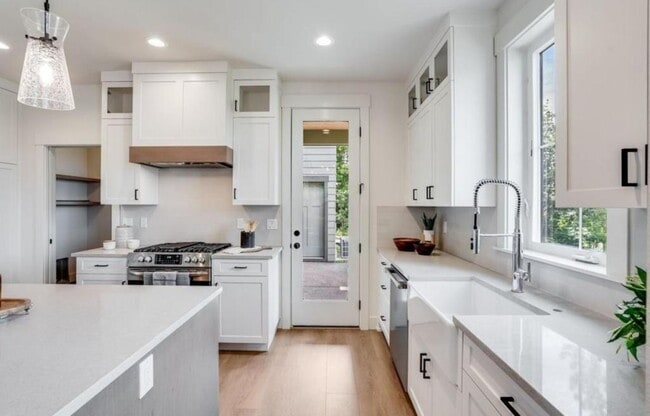 Building Photo - 842 30th St