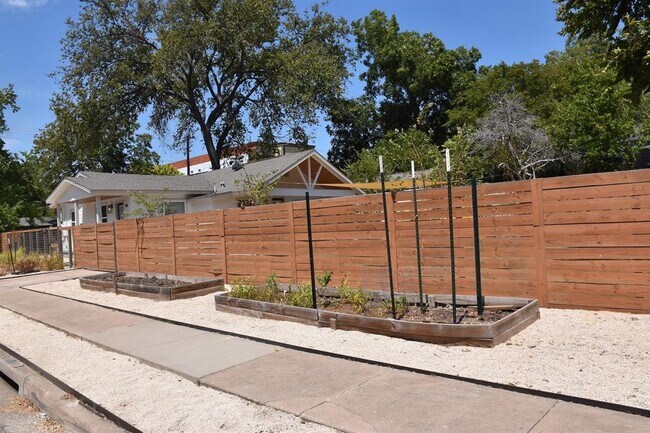 Foto del edificio - 401 N Pleasant Valley Rd