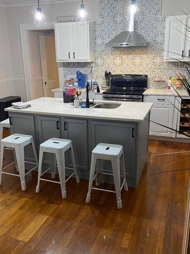Kitchen - 1717 Cambridge Ave