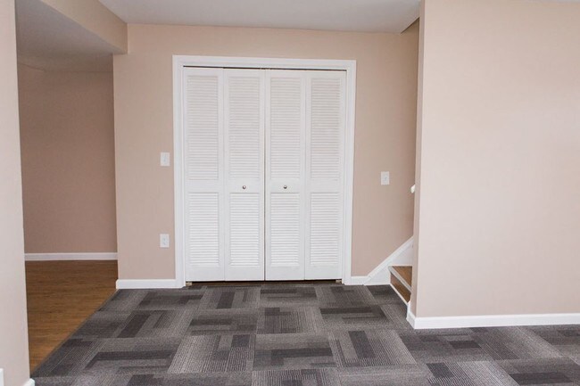 Building Photo - 3 Bedroom  1.5 Bathroom Duplex - Midland
