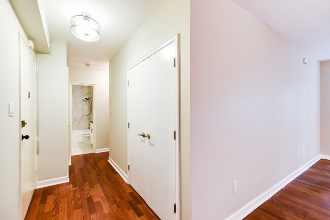 Foto del edificio - Spacious 2 Bedroom, 2 bath condo. Enjoy be...