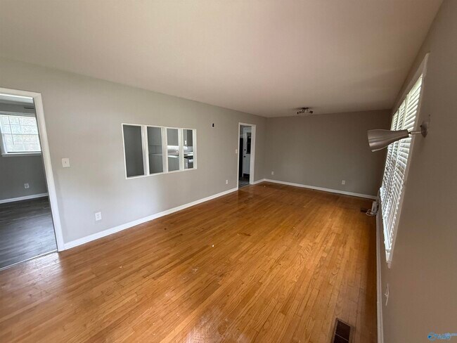 Foto del edificio - 3205 Lewisburg Dr NW