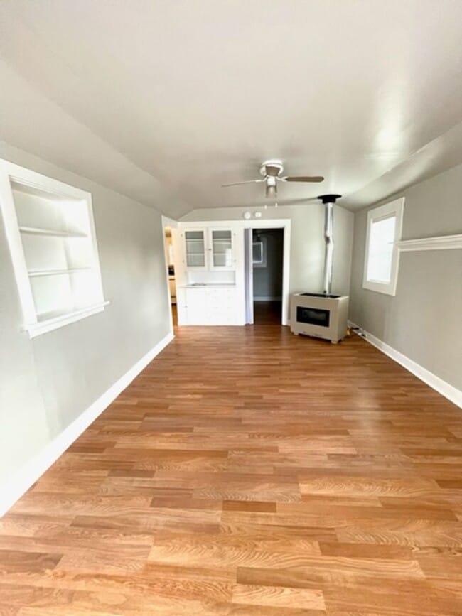 Building Photo - Cute westside cottage, close to downtown  ...