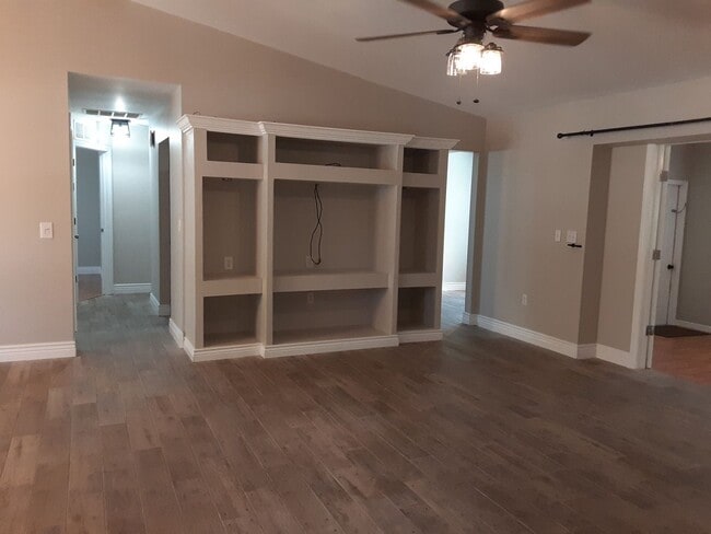 Building Photo - Annual unfurnished 3/2 nicely renovated SFH with large yard overlooking a lake.