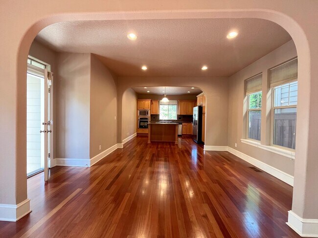 Building Photo - Stunning Corner Home in King City with Washer/Dryer Included, Private Courtyard!