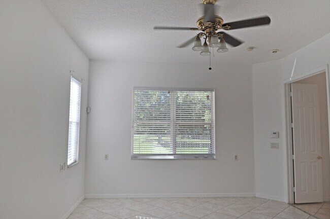 Building Photo - 8442 N Lake Forest Dr