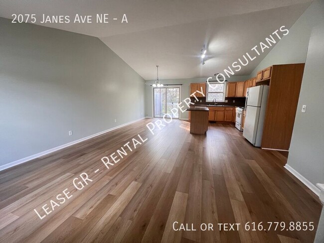 Building Photo - Spacious Duplex near Riverside Park!