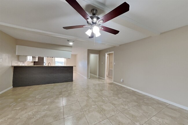 Building Photo - 3202 Vandyke Dr
