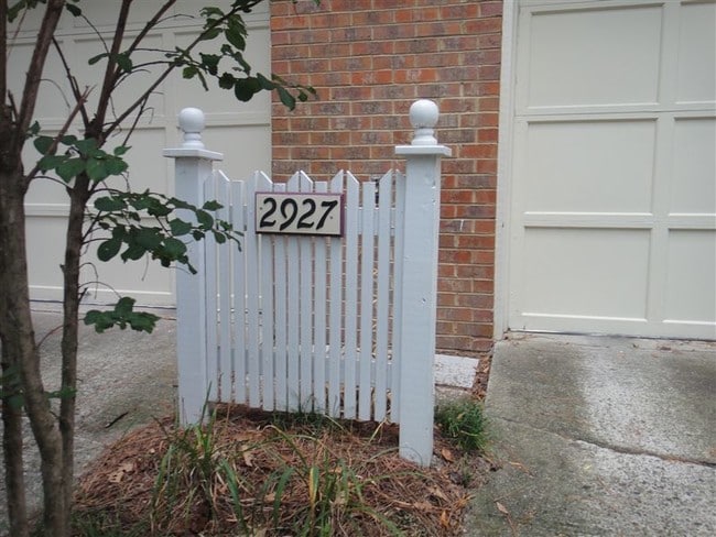 Building Photo - 2927 10th Ct S