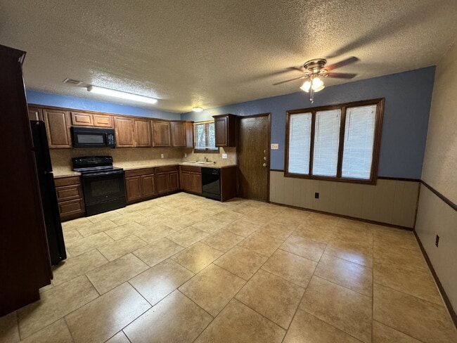 Building Photo - Beautiful duplex in South Lubbock