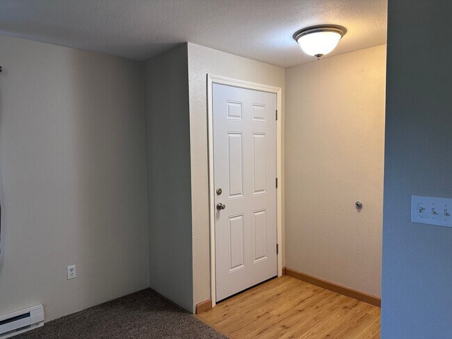 Building Photo - Charming 2 bdrm, 1 bath in Maplewood Neigh...