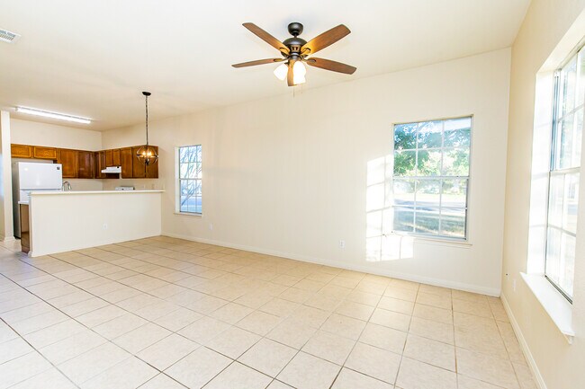 Sala de estar/comedor/cocina - 3001 Whisper Oaks Ln