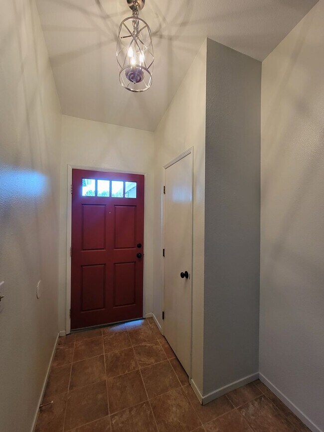 Foto del edificio - 3 Bedroom 2 Bathroom in NW Visalia with Yard Care!