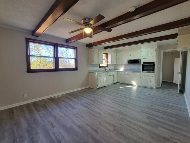 Building Photo - Newly Renovated 4 bedroom, 2.5 bath all br...