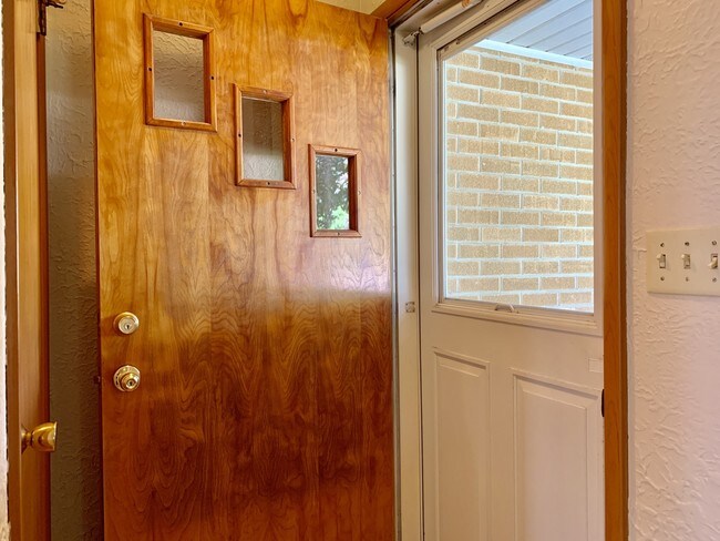 Foto del edificio - 592 N Maple St