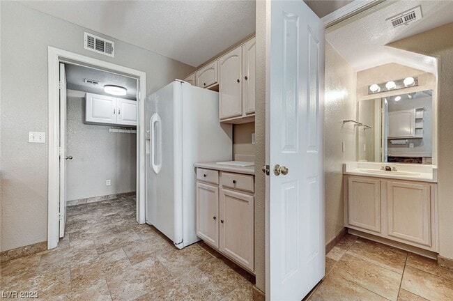Building Photo - 456 Temple Canyon Pl
