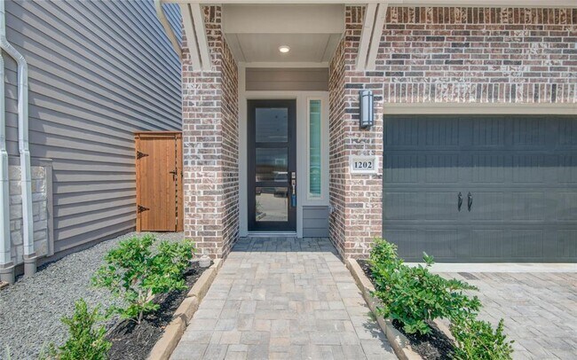 Building Photo - 1202 Kiefer Hill Way