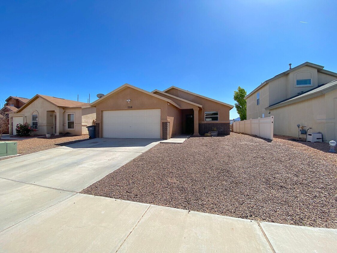 Foto principal - Northeast El Paso 3 bed with Refrig A/C