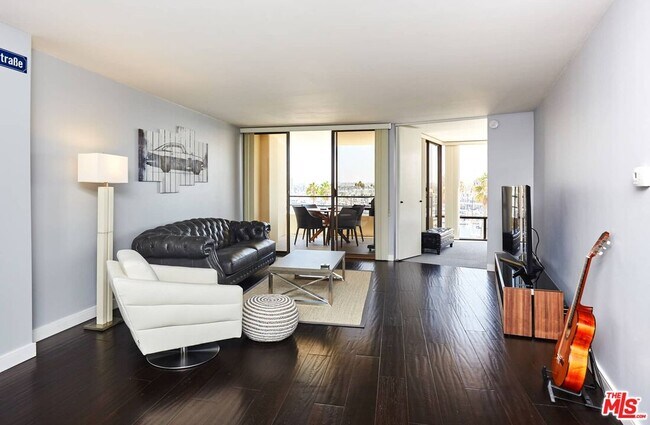 Building Photo - 4267 Marina City Dr