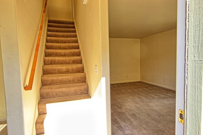 Building Photo - 2 Bedroom 1.5 Bath Townhouse