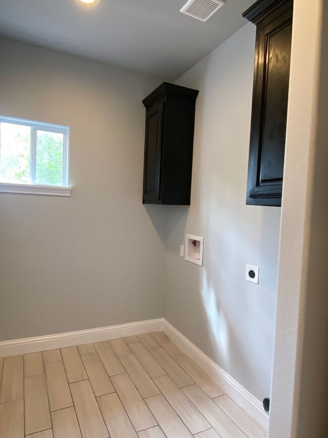 Building Photo - 301 E WILLINGHAM St #B