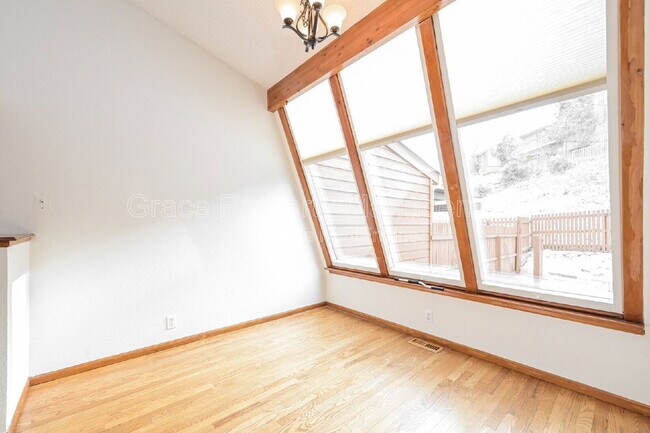 Foto del edificio - 28 Ward Ct