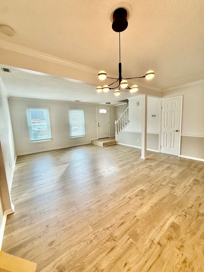 Foto del edificio - 3BD/2.5BA Brick Townhouse in Washington Commons off of Great Neck! Renovated throughout!