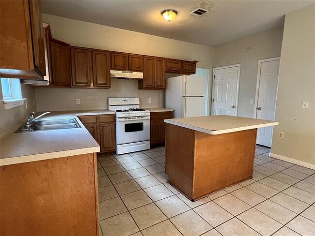 Building Photo - 7511 Lazy Creek Dr