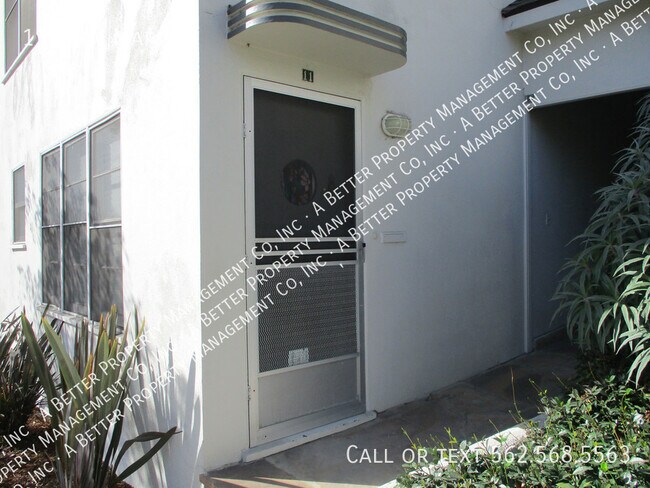Building Photo - Lower ART DECO 1 Bed w/Onsite Laundry.  Ga...
