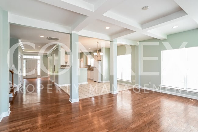 Building Photo - Gorgeous 5 Bedroom with Tons of Space!