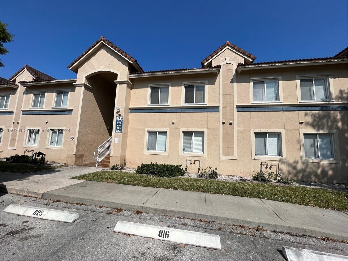 Primary Photo - 1133 Golden Lakes Blvd