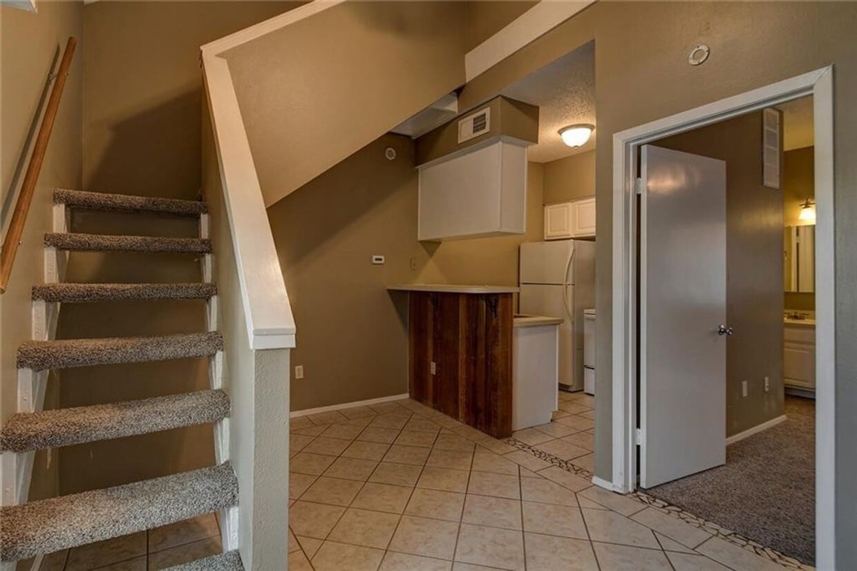 Primary Photo - 2x2 West Campus Loft!