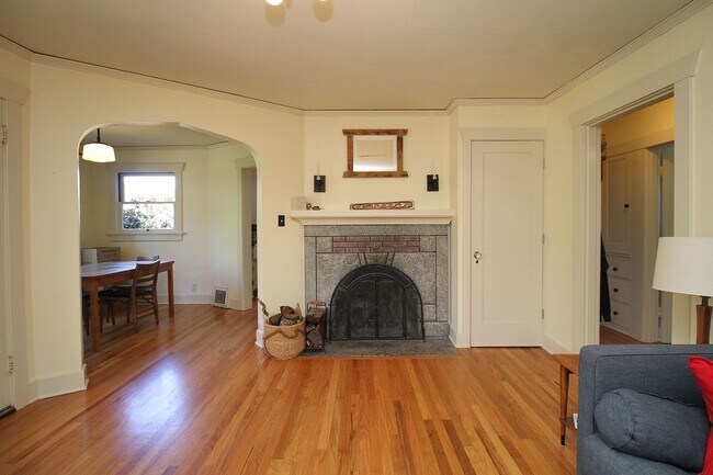 Building Photo - The Perfect Richmond 4 Bed/w Bath Bungalow...