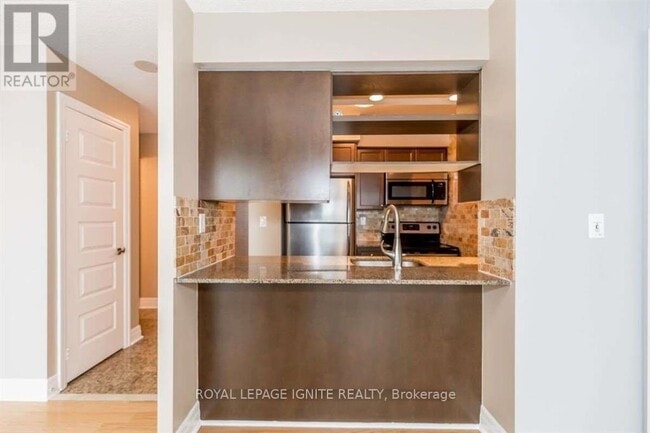 Photo du bâtiment - 215 Queen St E