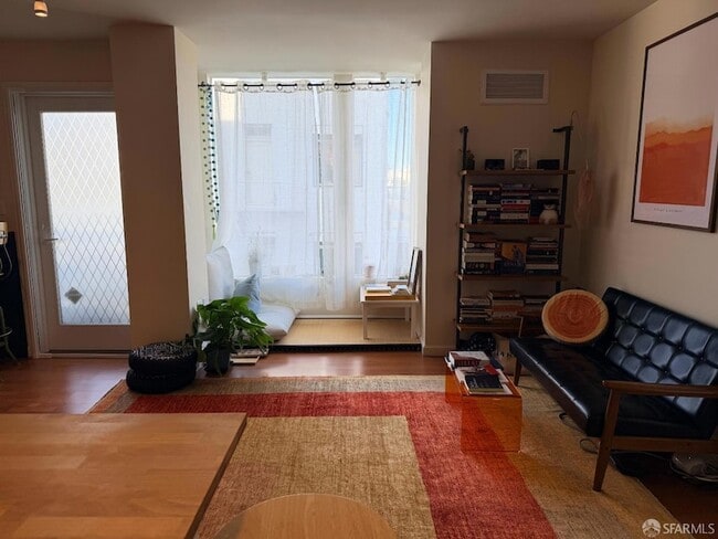 Foto del edificio - 81 Frank Norris St