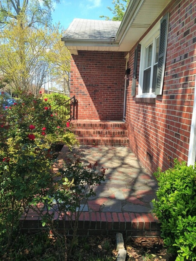 Building Photo - SPACIOUS 3 BED/1 BATH ALL BRICK HOME IN ES...