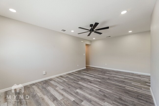 Building Photo - 905 Carro Dr