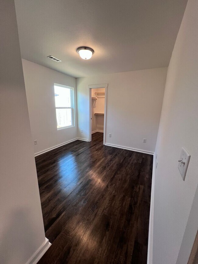 Foto del edificio - New Beginnings Start with AMRR: Now Pre Leasing with Move-In Special!
