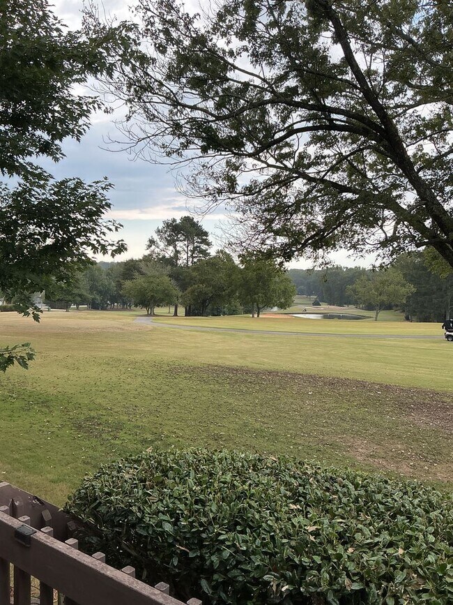 Building Photo - Beautiful 2BR/2.5 Bath Townhome on a Priva...
